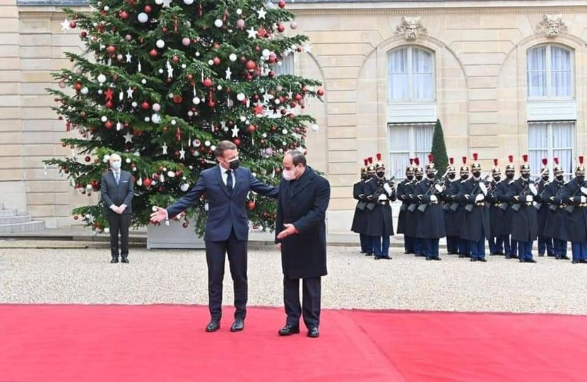 الرئيس الفرنسي يكسر البروتكول في زيارة السيسي