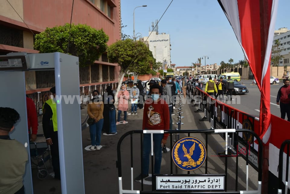 بالكمامات اقبال المواطنين على جولة الاعادة ببورسعيد