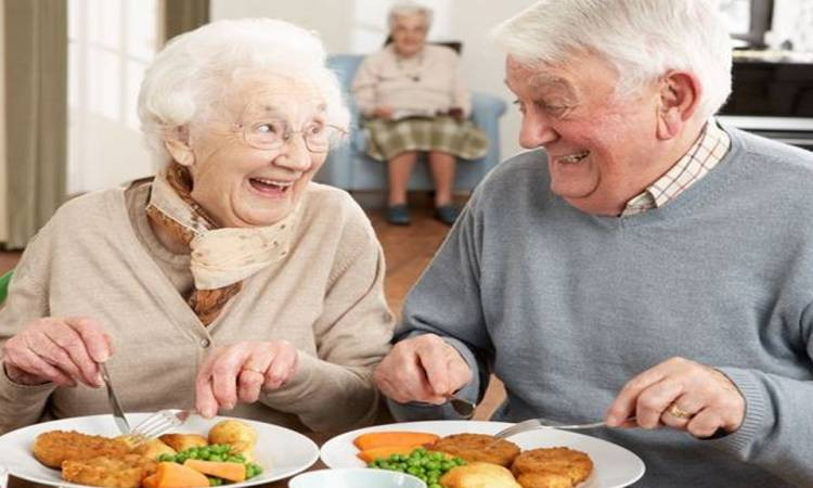 عادات غذائية خاطئة للمسنين