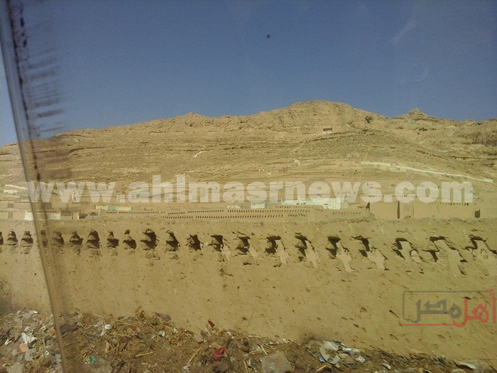 قرية المعابدة أسفل الجبل بمحافظة أسيوط 