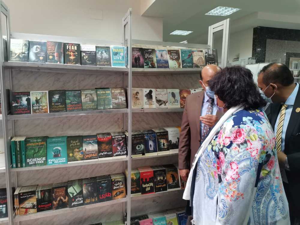 محافظ أسوان وزيرة الثقافة تفتح مكتبة 