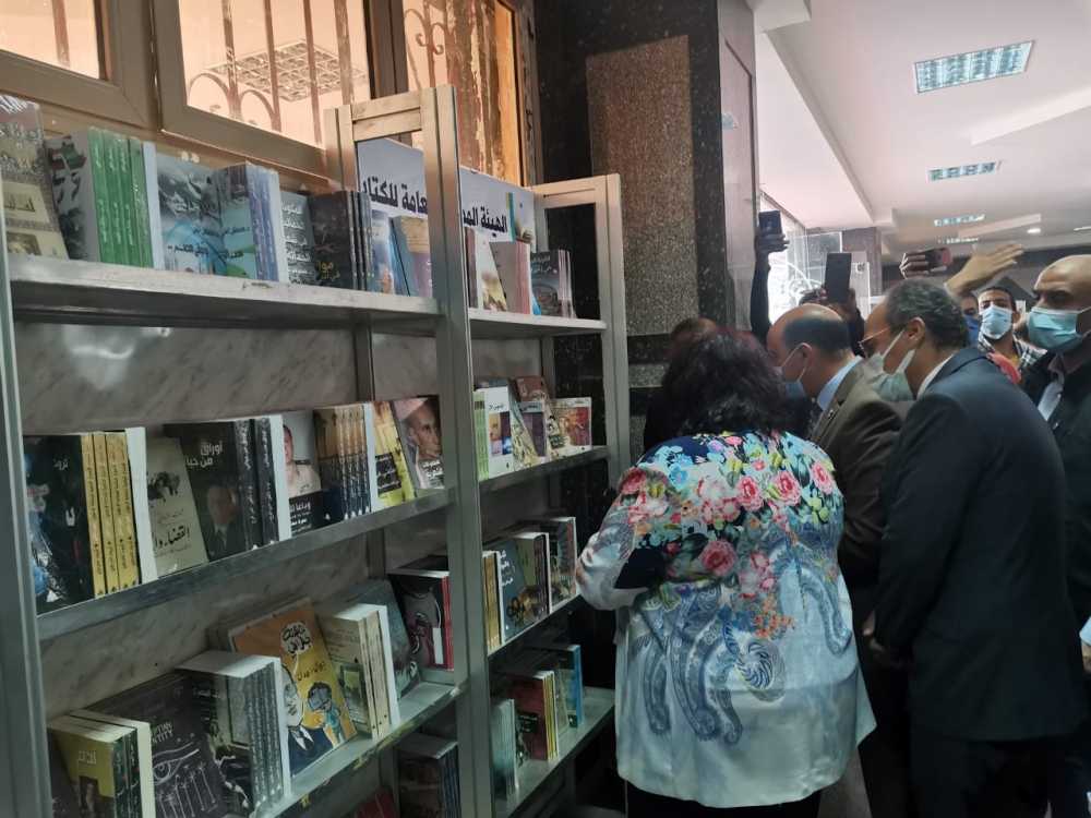 محافظ أسوان وزيرة الثقافة تفتح مكتبة 