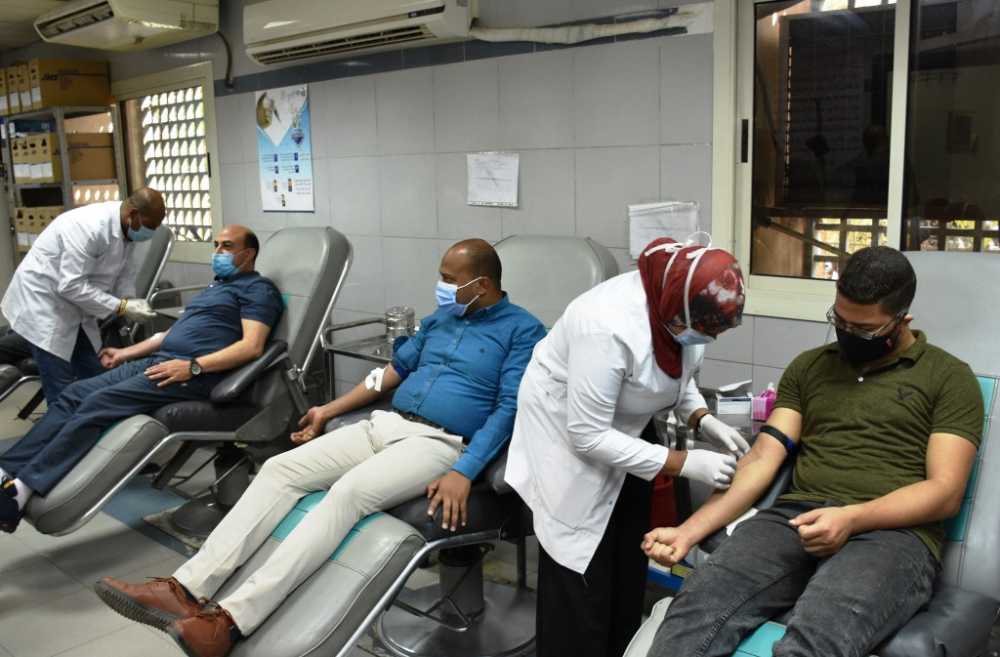 محافظ أسوان يتبرع بالدم