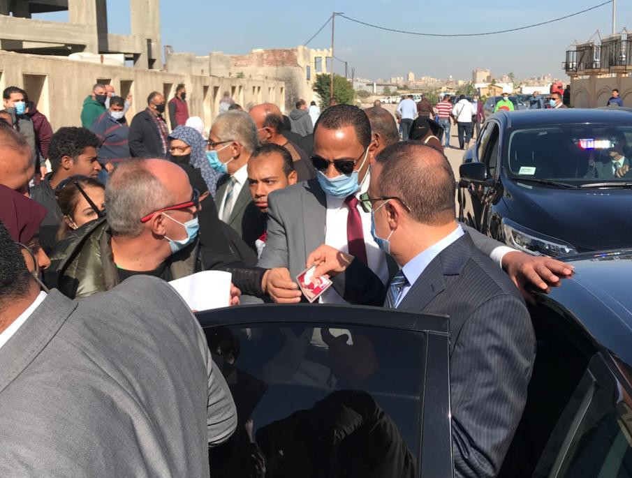 محافظ الإسكندرية يستمع لشكاوي المواطنين