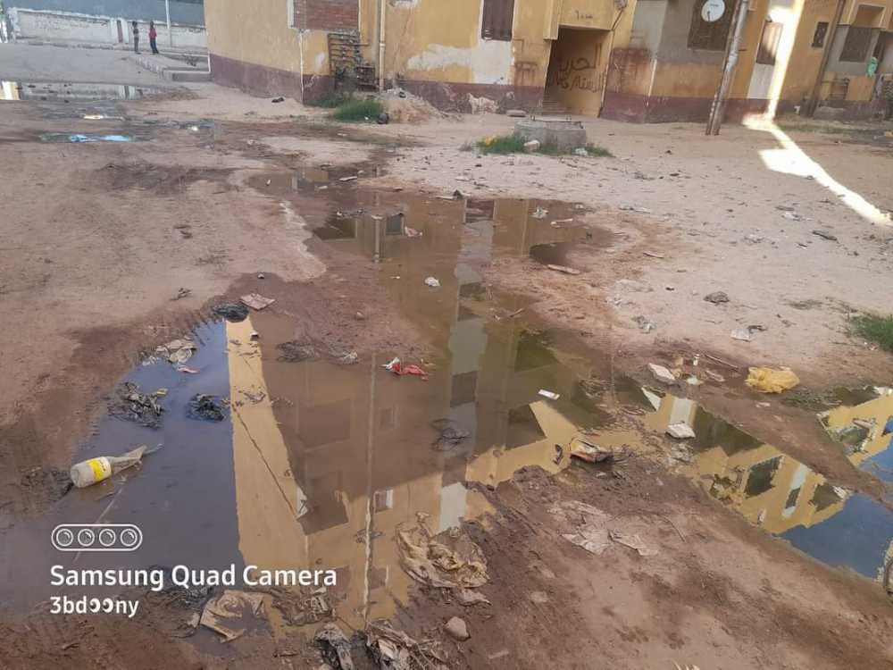 مدرسة يحاصرها مياه الصرف الصحي باسوان
