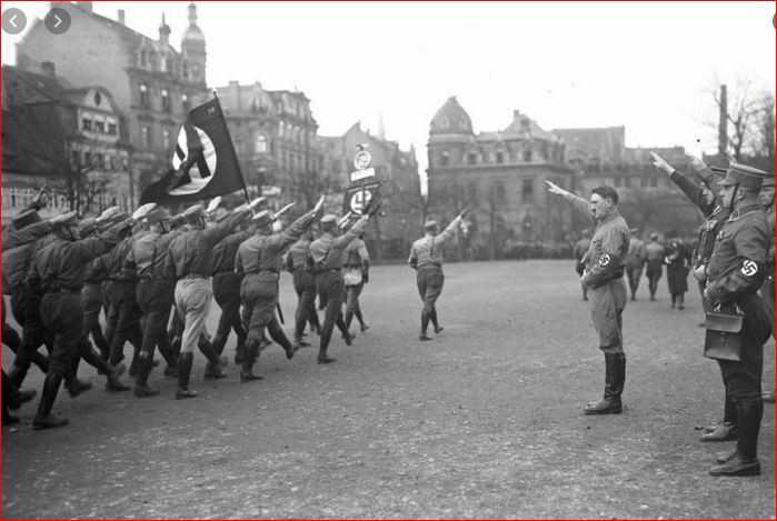 هتلر يستعرض الجيش الالماني الرابع
