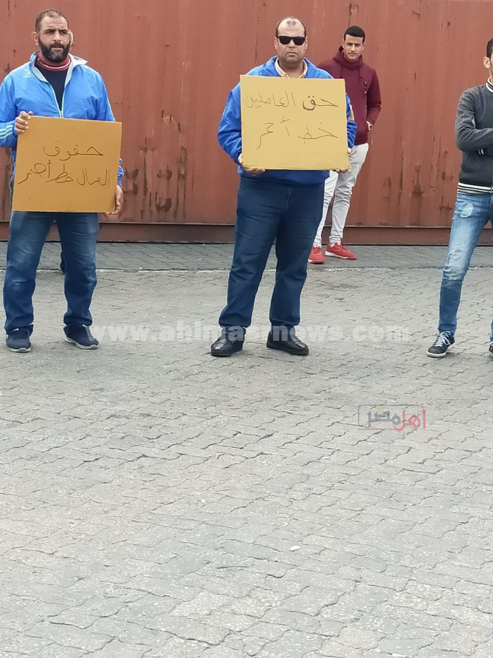 وقفة احتجاجية للعاملين بشركة الإسكندرية لتداول الحاويات