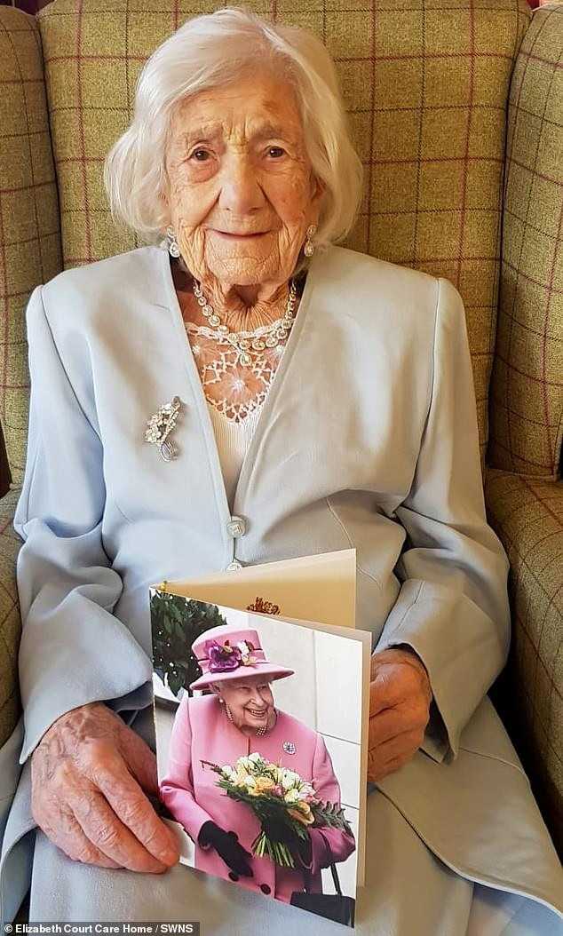 تعافت من كورونا مرتين.. معمرة بريطانية تحتفل بعيد ميلادها الـ106