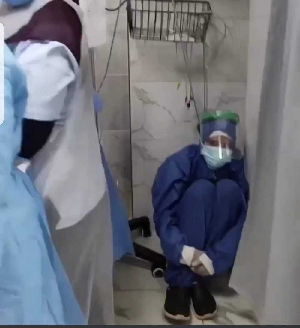صورة ممرضة تبكي بعد وفاة مرضى كورونا بمستشفى الحسينية تهز مواقع التواصل