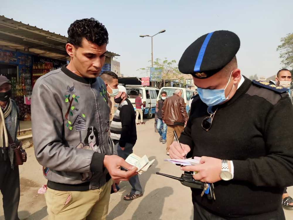 محافظ القاهرة يحرر محضرا لموظف في النقل العام خلال جولة مفاجئة