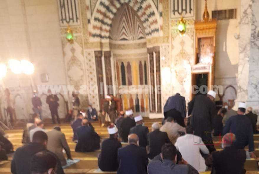 وزير الأوقاف ومحافظ أسوان داخل مسجد الجامع