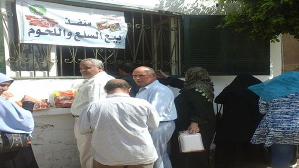 القوات المسلحة توفر منفذ سلع تموينية في جامعة عين شمس