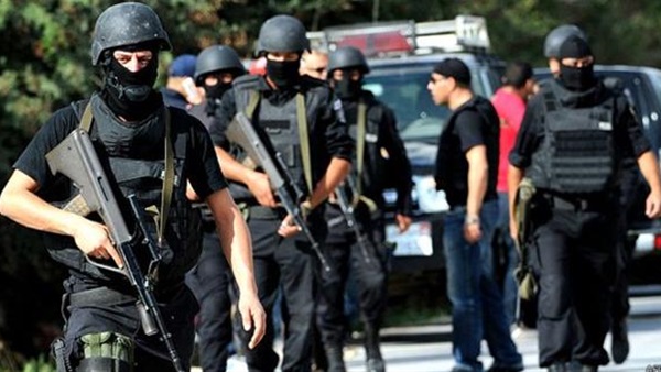 ضبط ثلاثة أشخاص بحوزتهم 12 قطعة سلاح ناري بإمبابة