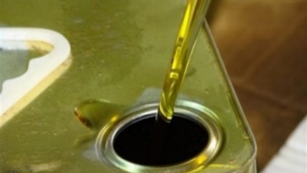 شاهد.. ضبط 9 طن زيوت مغشوشة داخل مصنع بحلوان