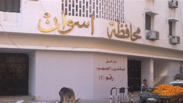 ضباط أمن أسوان يسددون مصروفات المدارس لغير القادرين
