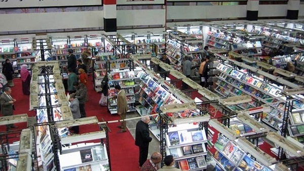 هيثم الحاج على يكرم المشاركين فى مبادرة إذاعات الانترنت بمعرض الكتاب
