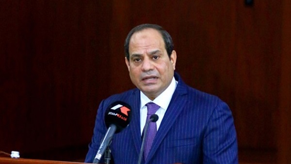 السيسي يمنح الأمهات المثاليات وسام الكمال (فيديو)