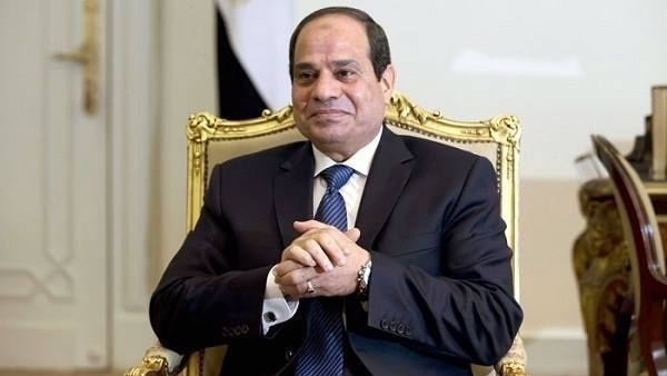 لفتة إنسانية لـالسيسي خلال تكريمه إحدى الأمهات المثاليات (فيديو)