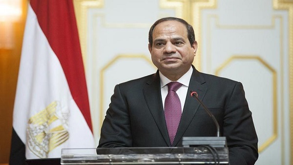 السيسي ينزل من أعلى المنصة لتكريم إحدى الأمهات المثاليات (فيديو)