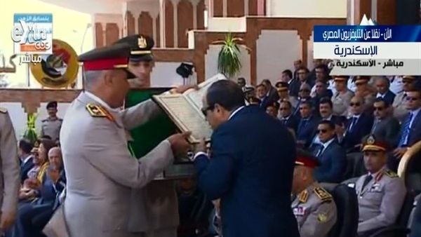 السيسي يُقبّل القرآن الكريم (فيديو)