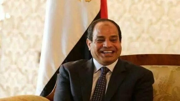 موقف مفاجئ لسيدة يتسبب في ضحك السيسي (فيديو)