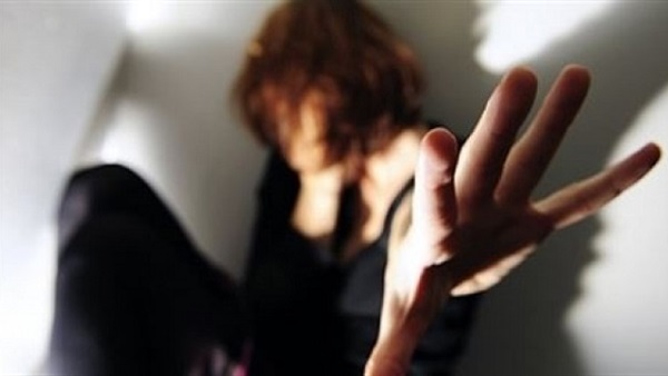 مطلقة.. و زوجة أخي الشاذة تحاول اغتصابي.. ما الحل؟؟