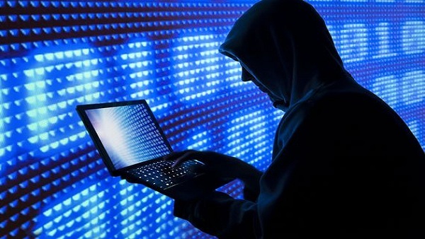 خطيبي هاكر.. بيراقب كل اصحابي وعيلتي.. مش عارفة اسيبه لأنه ركب لي فيديوهات بيهدنني بيها
