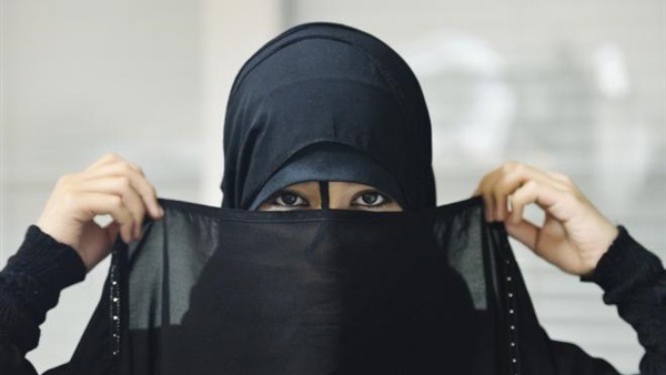 شاهد.. صور صادمة لفتاة تثير الجدل على مواقع التواصل