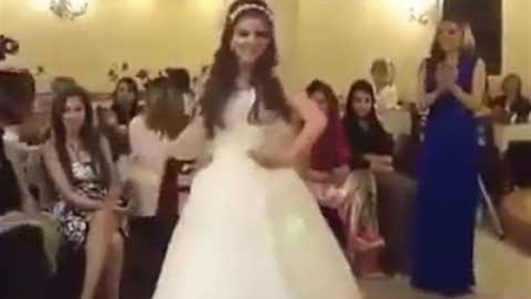عريس يتحدى عروسه برقصة مثيرة