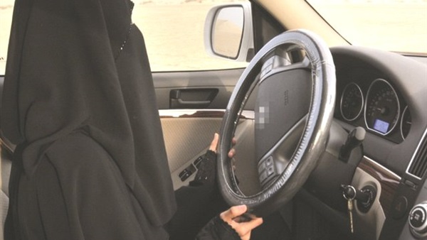 غرامة مالية لمخالفة النساء الموعد المحدد للقيادة بالسعودية