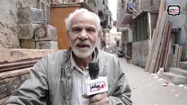 أهالي روض الفرج: رئيس الحي جاي يشيل التراب ويمشى.. وطفلة: بابا بيحرسنا على الرصيف (فيديو)