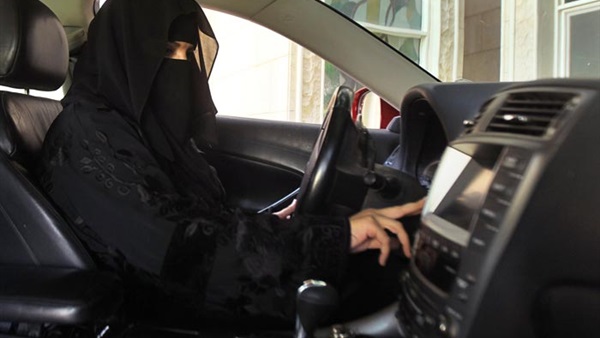 بعد 6 أشهر من السماح لهن بالقيادة.. السعودية تنظم أول معرض سيارات للنساء