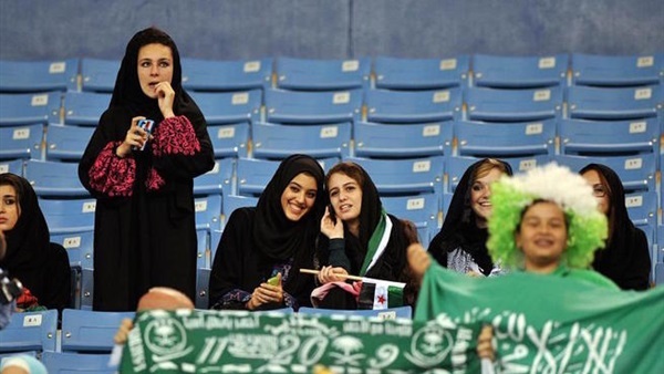 يوم تاريخي في المملكة.. الدوري السعودي أصبح أكثر إثارة بوجود النساء.. عبايات بألوان الفرق والخطوط الجوية توزع جوائز على الفتيات