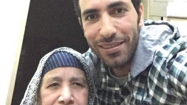 منع والدة محمد أبو تريكة من السفر بسبب سوء حالتها الصحية