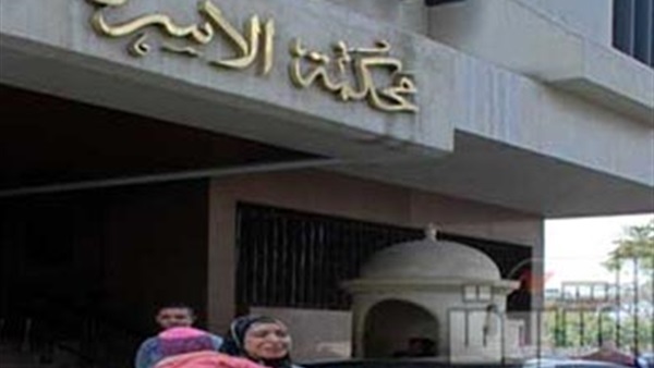 حكايات صادمة على باب محكمة الأسرة.. صبورة: جوزي بيشرب مخدرات.. وزينب: ضربني ومبقتش أشوف