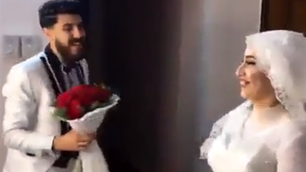 من فرحته رمى الورد .. رد فعل عريس لحظة رؤيته عروسته بالفستان الأبيض (فيديو)
