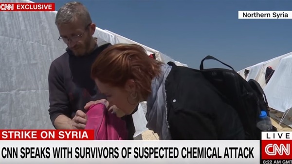 طريقة غريبة للكشف عن كيماوي سوريا.. مراسلة CNN تشم المدنيين في الدوما