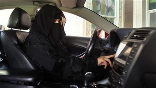 السعودية تبيح قيادة المرأة لسيارات الأجرة