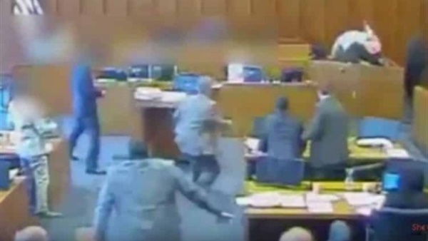 متهم مقيد اليدين يهرب من قاعة المحكمة بطريقة خارقة لن تتوقعها (فيديو)