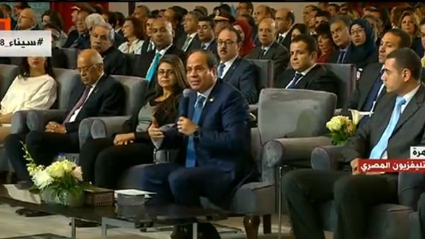 مؤتمر الشباب الخامس.. السيسي لشاب: عايز أوريك الديكتاتورية هتبقى عاملة إزاي