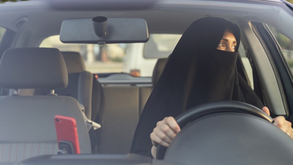 عقوبة تنتظر من يصور النساء أثناء قيادة السيارات في السعودية اهل مصر
