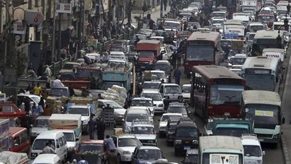 اصطدام سيارة بأتوبيس يتسبب فى كثافات مرورية بمحور النصر