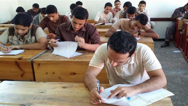 طلاب الثانوية العامة للدور الثاني يؤدون امتحانات الفلسفة والجيولوجيا والاستاتيكا