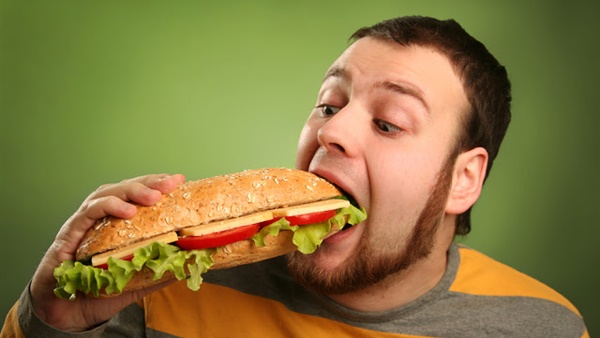 احذر.. المضغ السريع يسبب رائحة كريهة بالفم