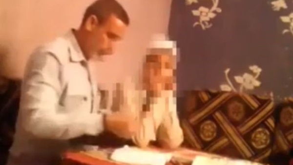 لحظة تحرش مدرس بطالبة داخل منزلها أثناء درس خصوصي فى المنيا (فيديو)
