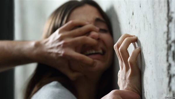 أب يغتصب ابنته ذات الـ3 سنوات.. زوجته تتهمه بالتعدي عليها