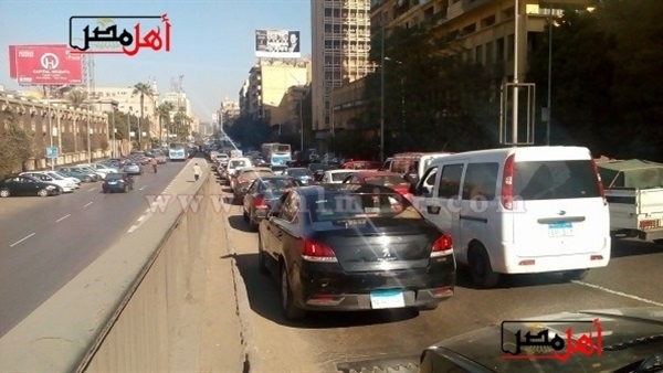 نشرة مرور أهل مصر: زحام في شوارع القاهرة والجيزة وابتعد عن كوبري أكتوبر