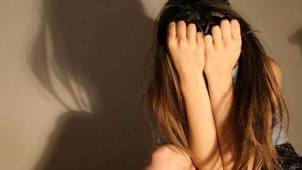 رعب على الطريق.. سائق تاكسي يخلع ملابسه للتعدي على طالبة