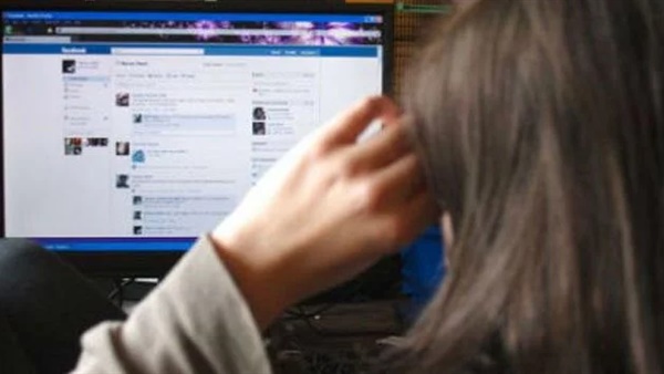 مراهقة تخدع عمها و تورطه في فضيحة جنسية .. كوارث الفيسبوك