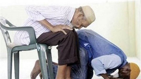 تعرف على حكم الصلاة جالسًا مع القدرة على الوقوف